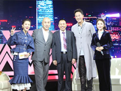 新望董事長羅永輝與著名歌星劉尊老師、汪正正老師、郭津彤老師、主持人雅琪在北京電視臺錄制節目現場親切合影
